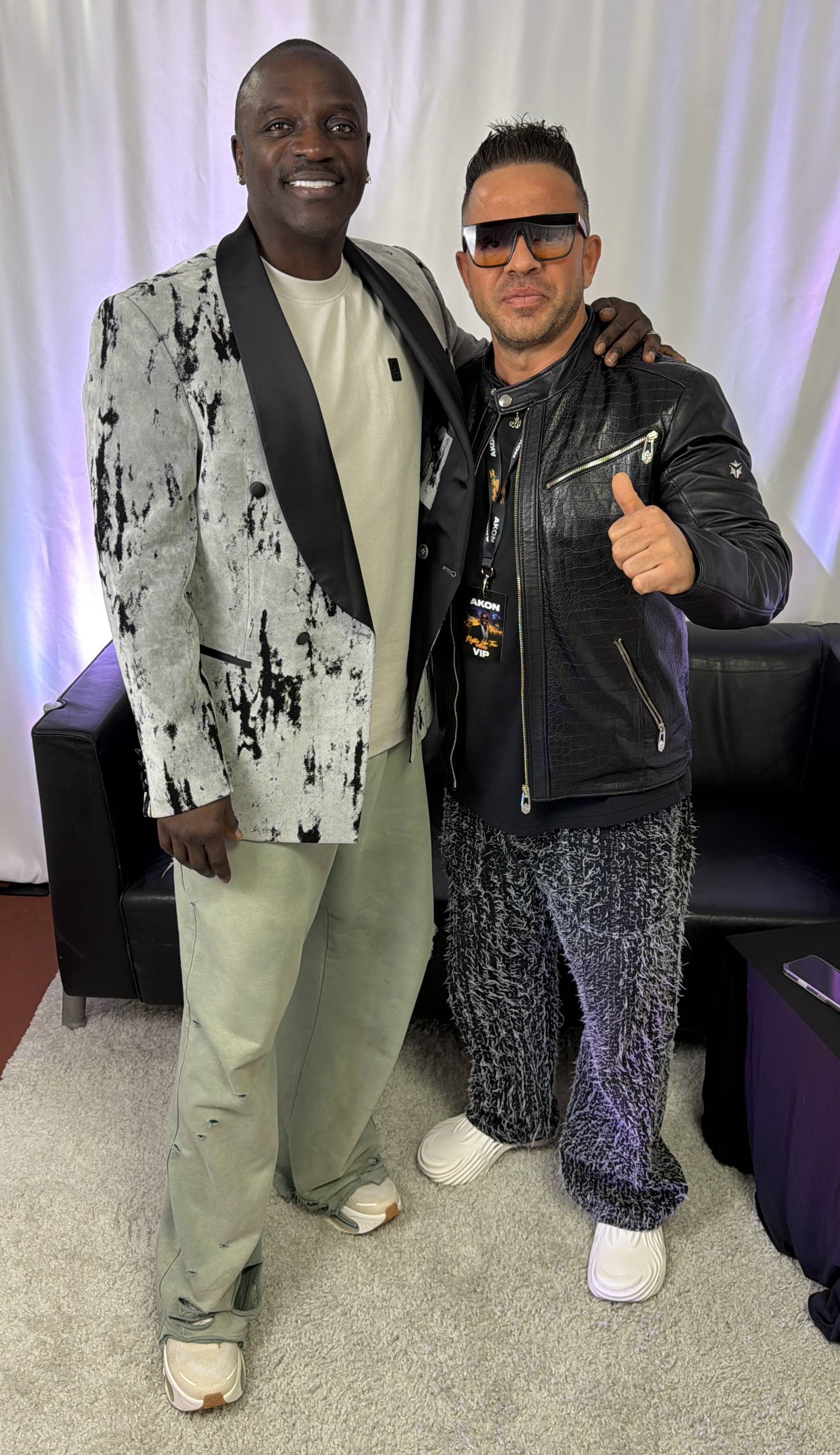 Akon trägt YVZ Denim