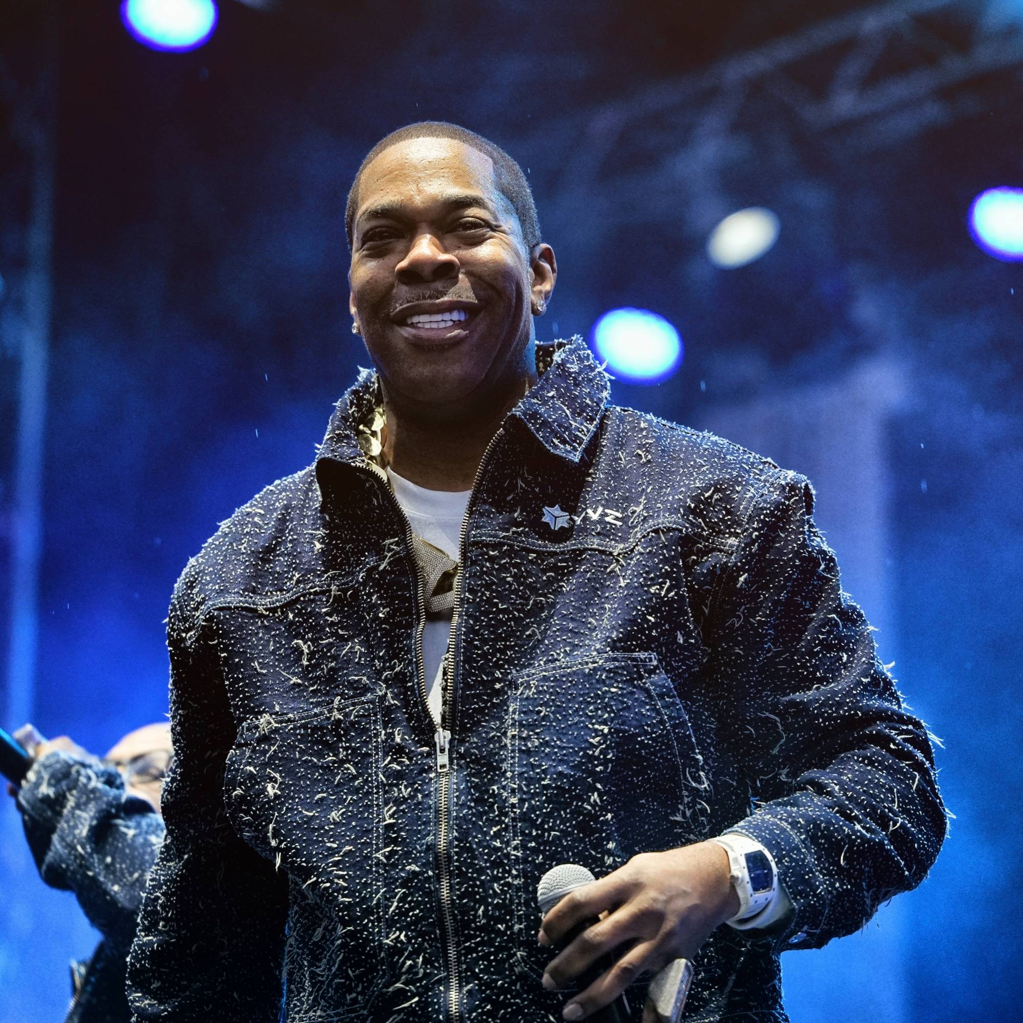 Busta Rhymes trägt YVZ Denim