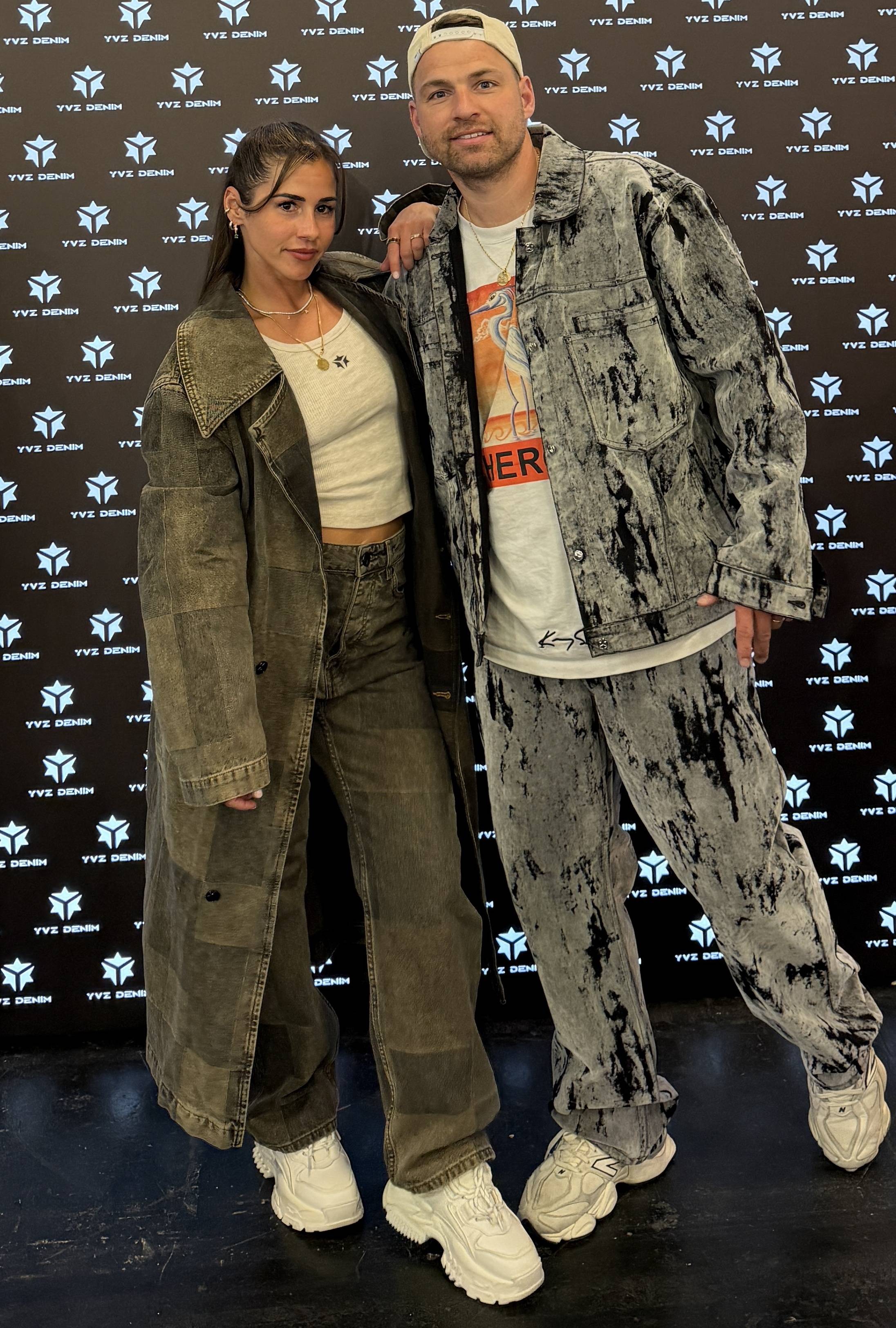 Sarah Engels trägt YVZ Denim